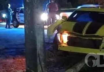 Motorista perde o controle e bate Camaro em árvore no norte de MT