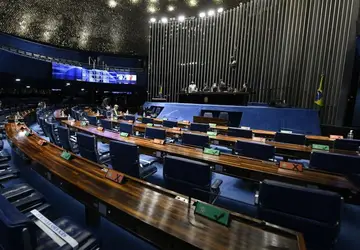 Senado aprova PL para reduz imposto e preço dos combustíveis