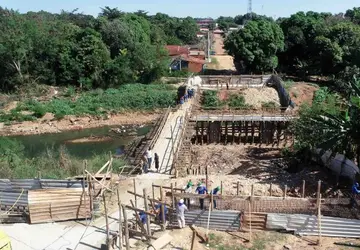 Avançam obras de construção da ponte de concreto do bairro Altos da Serra; mais de 2 mil famílias serão favorecidas